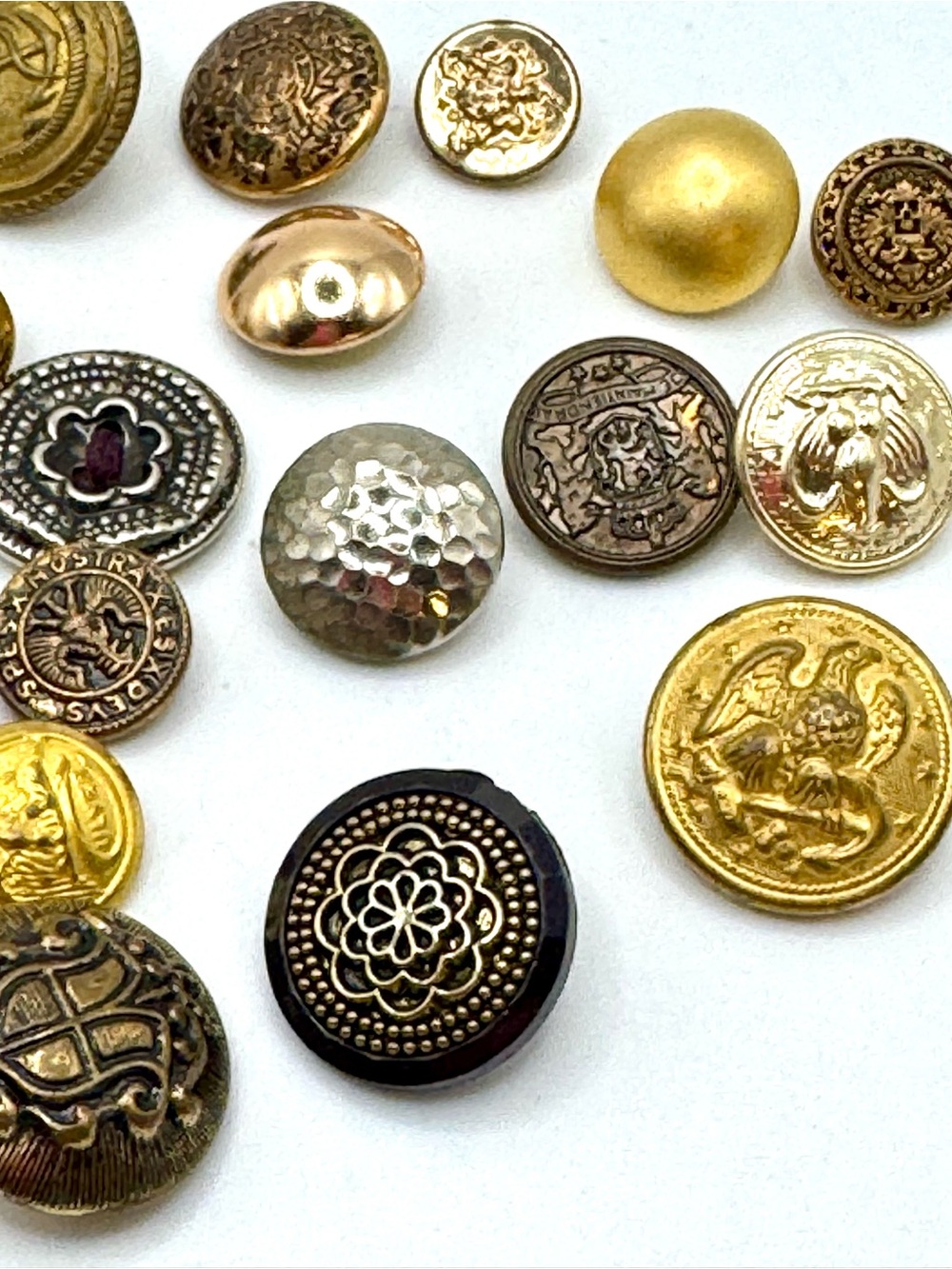 Vintage military and fashion buttons - Lot 
18